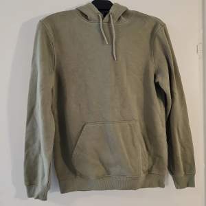 Olivgrön hoodie från H&M. Använt skick.   Storlek: XS