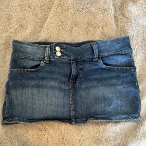 Kjol mini - En superfin mini skirt, bra kvalite aldrig använd. Väldigt kort modell, den är 26cm på längden. Den är dock väldigt bra när de kommer till att hålla sig på plats och inte glida upp💕