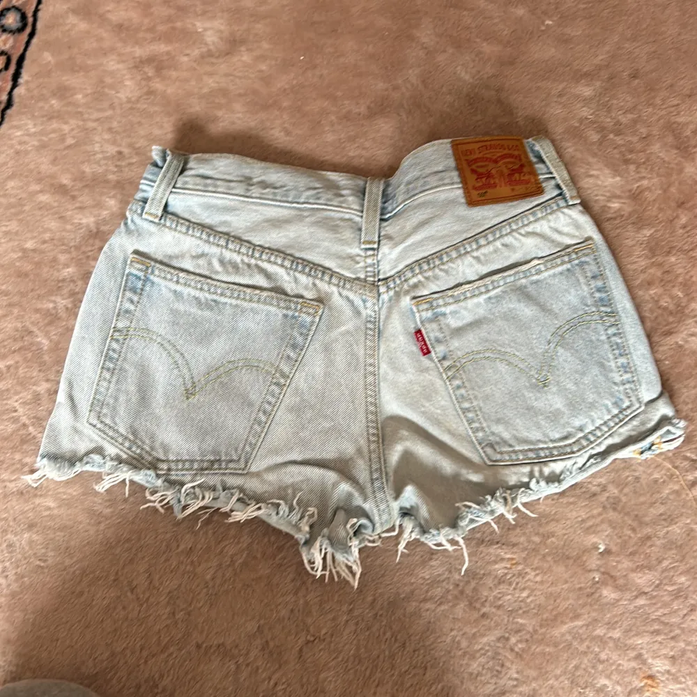 Jeans shorts från Levi’s i modellen 501. Har inte används speciellt mycket och är nu för små. Skulle säga att dem passar någon med storlek xs.. Shorts.