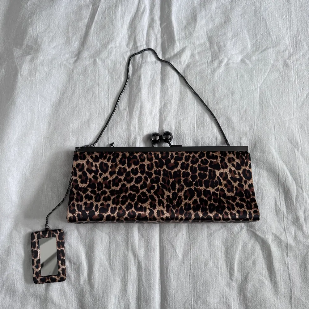 Söt väska med leopardmönster, finns en liten tillhörande spegel Nyskick!. Väskor.