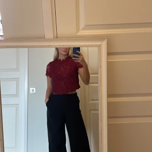 Zara topp - Röd topp från zara i coolt material. Någon lös tråd där av priset men annars i bra skick!