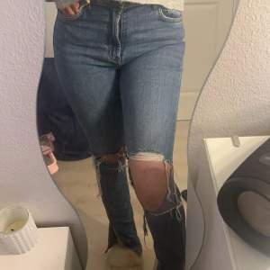 Väldigt fina jeans från Zara med slits, använt fåtal gånger, skriv för fler bilder💞