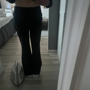 Kostymbyxor  - Jätte fina och långa kostymbyxor! Köpt på plick men aldrig använt, det står storlek 40 men jag har vanligtvis storlek 38 och dom sitter bra