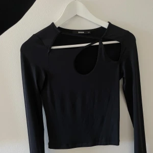Svart topp - Svart topp från Bikbok, använd 1 gång, superskönt material💕