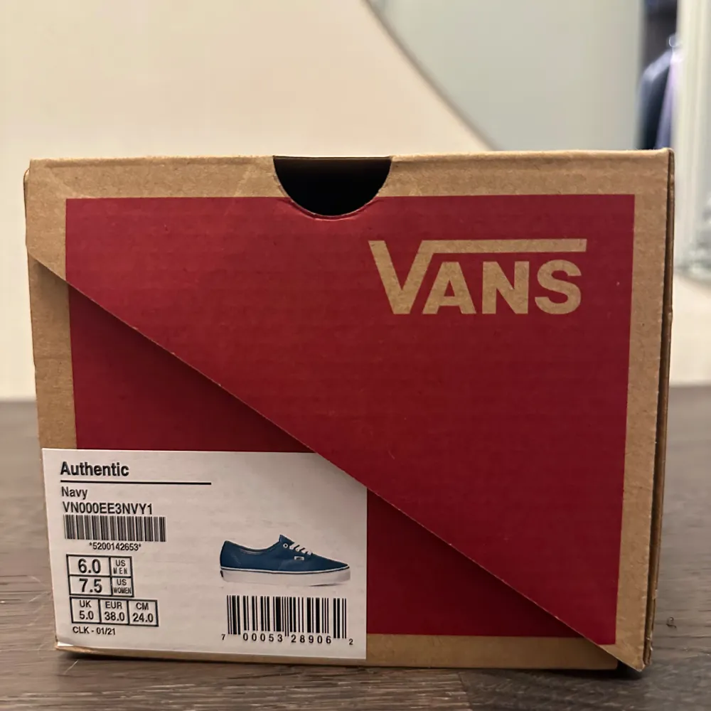 Ett par Authentic Navy Blue Vans.  Fick i present men fel storlek tyvärr.  Helt nya, aldrig använda.  Kan hämtas eller skickas!. Skor.