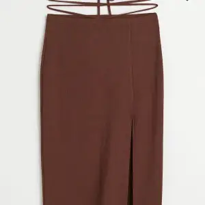 Glittrig brun sommarkjol med knytband runt magen! Jättebekväm kjol använd 1-2 gånger alldeles ny i fint skick 💓