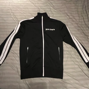 Palm Angels Track Jacket - Storlek M, i nyskick! Finns i Halmstad! Pris 1200 men kan diskuteras vid snabb affär. 