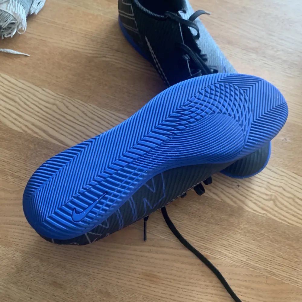 Nike Mercurial Vapor 15 Club IC Shadow - Svart/Krom/Blå Skor i bra skick, använda under mindre än 1 vintersäsong. Säljs då jag inte har behov av skorna längre.. Skor.