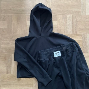 Mjukis set - Stronger - Croppad huvtröja + oversized byxor med snygga detaljer. Glansigt mjukis-material. 