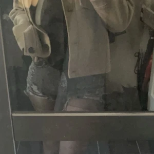 grå jeansshortd - supersnygga, bara använda nån gång storlek m men passar mer s/m