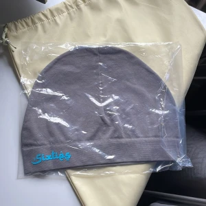 Sixties mössa - Oandvänd sixties mössa  , har inte ens öppnats från förpackningen då jag fick hem 2