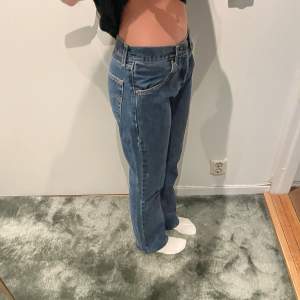 Snygga levis jeans som bara har använts 2-3 gånger, mid till lowwaist!