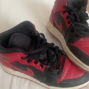 Jordans skor - Säljer nu mina röd svarta nike jordans skor mid i storlek 38, fem är i fint skick utanpå , inuti hälen finns hål ingenting som syns utanpå skon , pris 399 kr