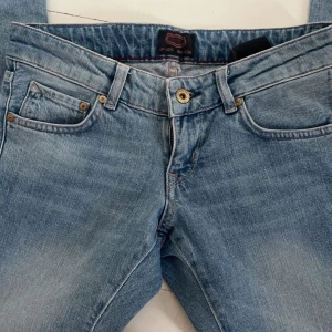 Lågmidjade jeans  - Lågmidjade jeans som tyvärr är för små för mig 💗midjemått: 35 Innerbenslängden: 70