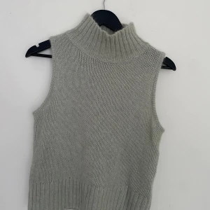 Stickad väst - Gott skick, använd ett fåtal gånger. Den är i storlek XL men sitter ganska tajt på mig som vanligtvis har storlek M.