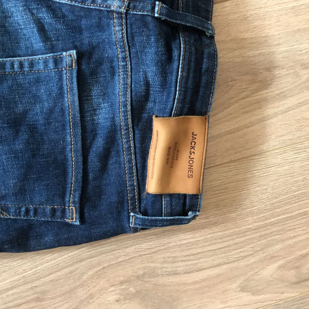 Säljer detta par fina jack@jones jeans som är i storlek 30/32 och är 9,5/10 i skick Priset är inte hugget i sten då går att förhandla . Jeans & Byxor.