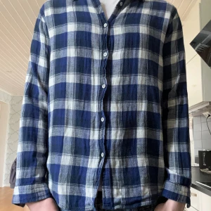 skjorta - Riktigt snygg och unik skjorta! passar perfekt till ”laidback” stilen. skick 5/5