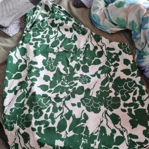 Axelfri topp från Shein - Topp med blommigt/mönster tryck i fint skick! Den är bara använd två gånger. Storlek M