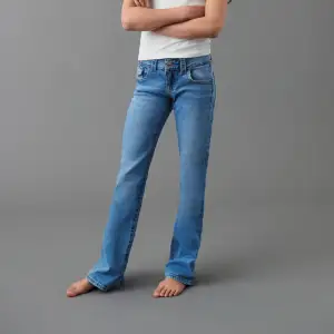 Säljer ett par Low waist blå bootcut Young Gina jeans med ”knappfickor” där bak. De är knappt använda och därför i väldigt bra skick! Skriv för fler bilder🫶🏼