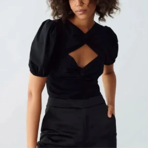 Söker denna  - SÖKER  denna Gina topp i svart,xs-s Hör av er om ni säljer💗💗