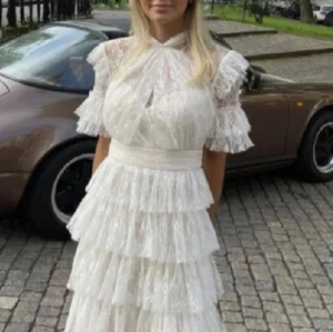 BY MALINA, LIONA DRESS - Jättesnygg klänning från By Malina som är i nyskick