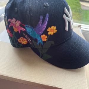 Fitted keps  - Skit fett fitted keps, säljer pga passqr inte mig längre. Den är väldigt bra skick. 