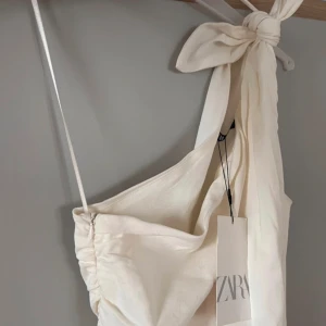 Helt ny zara klänning! - Helt ny klänning från zara!  Perfekt somstudentent klänning!❤️ Kan mötas upp i STOCKHOLM!