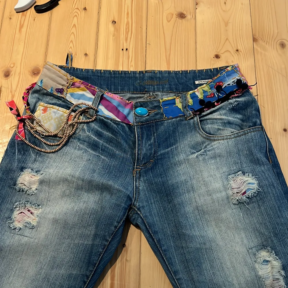 Jättefina jeans som jag säljer efter de tyvärr är för små😢😢 de är straight fit och köpta på sellpy för 550🩷. Jeans & Byxor.
