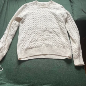  Holly & whyte tröja  -  Den här Holly & whyte tröjan är i 10/10  Skick den Är supersnygg! säljer för Att den är för stor Tröjan har aldrig blivit använd originalpriset är 500 kr