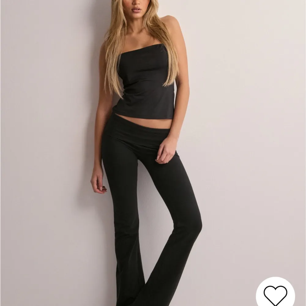 Säljer dessa supersköna svart yoga pantern från Nelly💗💗. Jeans & Byxor.