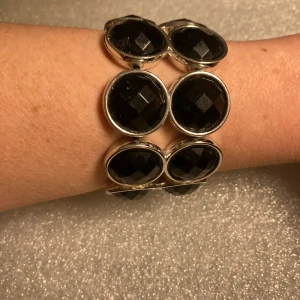 Svart glittrigt armband  - Bijouterie, använd enstaka gång, inget att anmärka på, plast. 