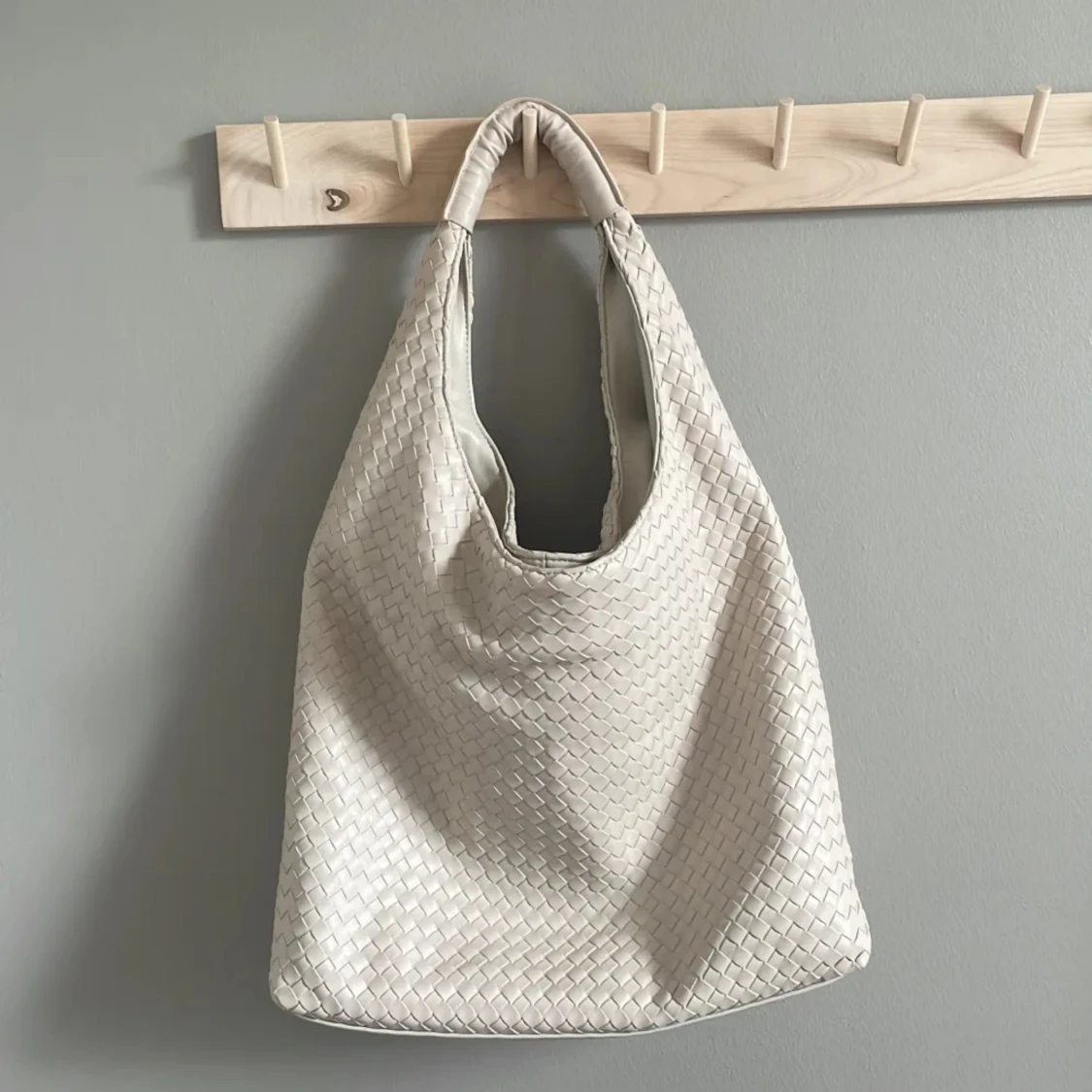 Beige flätad väska från Gina Tricot - 92