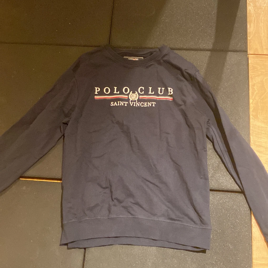 En svart polo club tjocktröja utan huva