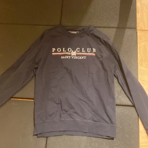 En svart polo club tjocktröja utan huva  - En svart polo club tjocktröja utan huva som är i storlek L och har inte andvänd någon gång