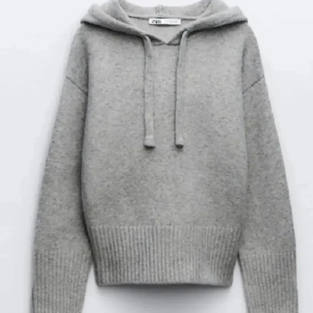 Säljer denna slutsålda stickade hoodien från zara i storlek S☺️. Hoodies.