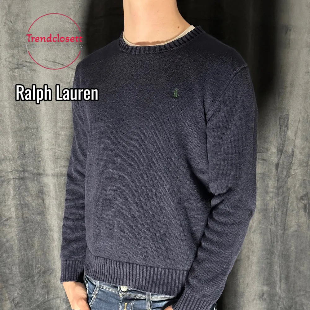 Säljer nu denna stilrena tröjan ifrån Ralph Lauren i mycket bra skick samt även inga defekter! Modellen är 185 och väger 81 kg!💯. Tröjor & Koftor.