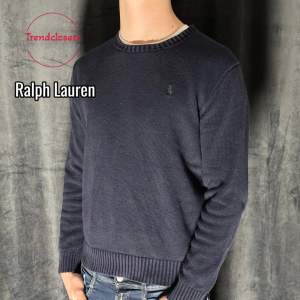 Säljer nu denna stilrena tröjan ifrån Ralph Lauren i mycket bra skick samt även inga defekter! Modellen är 185 och väger 81 kg!💯