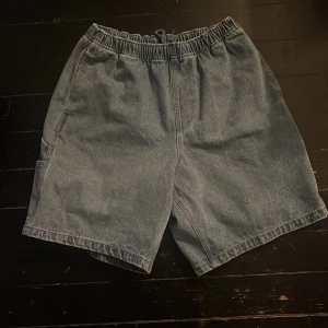 Obey jorts  - Obey jeans shorts som har storlek medium men är lite oversized. Har inga defekter 