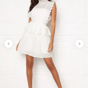 Student/konfa klänning !! - Var såå nöjd med denna!! Helt perfekt !!