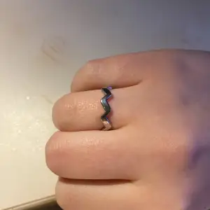 Silvrig ring i rostfritt stål! Säljer eftersom jag inte använder den💕