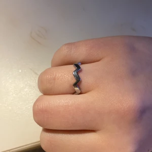 Ring i rostfritt stål  - Silvrig ring i rostfritt stål! Säljer eftersom jag inte använder den💕