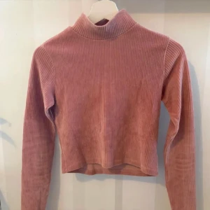 Tröja - Rosa tröja i manchester liknande material från Ginatricot. Storlek M men passar också mig som har S. Tröjan är endast använd någon enstaka gång 🩷