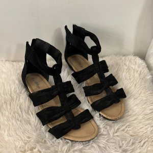 Fin skor  - Skor som passar till både fest och vardags säljs hör gärna av er vid funderingar eller fler bilder🥰