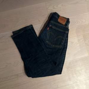 Riktigt fräscha Levis jeans knappt använda men säljer för de är för små.