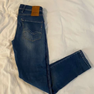 Replay Anbass Hyperflex - Tja! Säljer nu mina Replay anbass hyperflex jeans i  W28/L30. Skick 9,5/10. De är använda ett fåtal gånger eftersom de inte passar mig. Jag säljer de för 549!Allt gott!