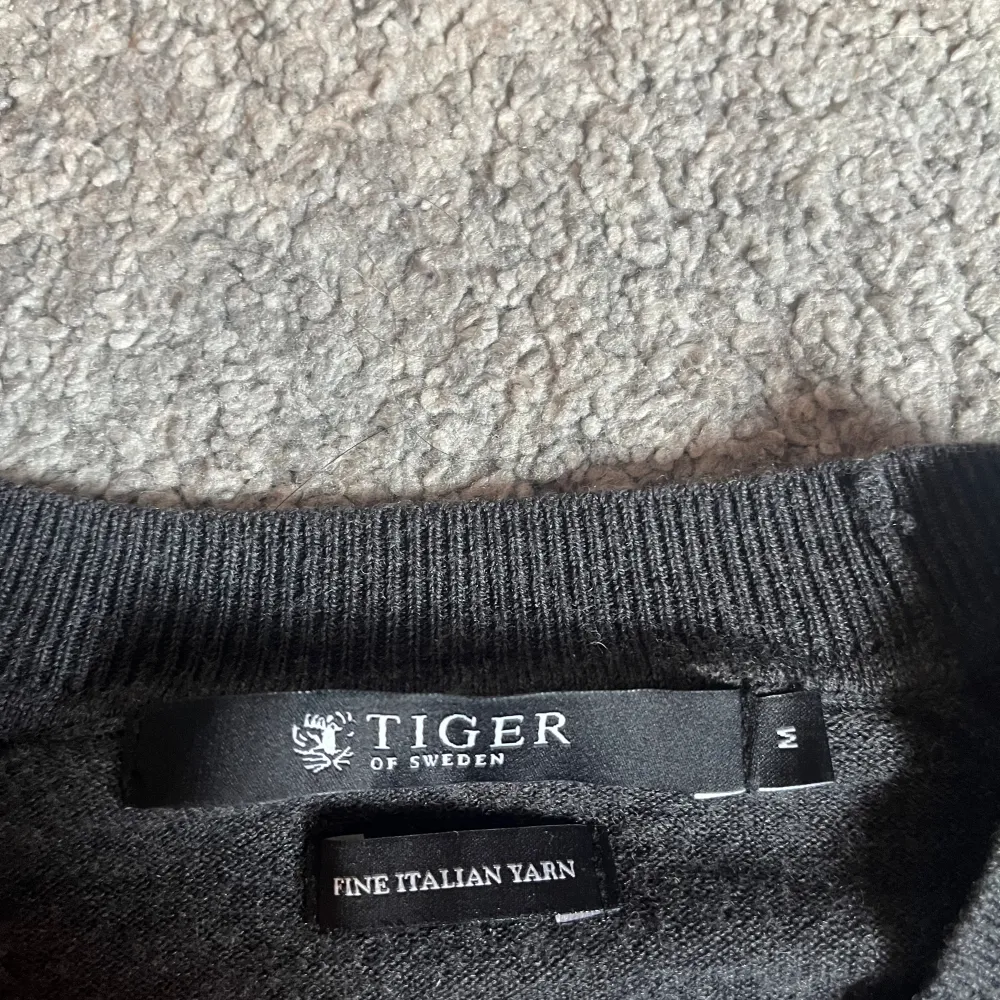 Tiger of Sweden stickad tröja  Stl: M 3 st små hål under höger arm håla  (Se bild). Stickat.