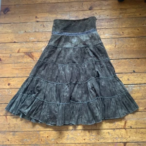 Lång Kjol - Jätte gullig grön lång kjol men tyvärr för litet för mig