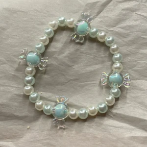🍬🫐 - Egengjort armband💙🫐 Passar dom flesta då tråden är stretchig men kan även göra speciella storlekar vid intresse💜