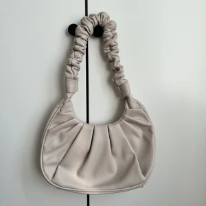 Handväska  - Supersöt handväska köpt på Gekås Ullared.  Bra och tåligt material. Dock har jag inte fått någon användning av den så som ny!