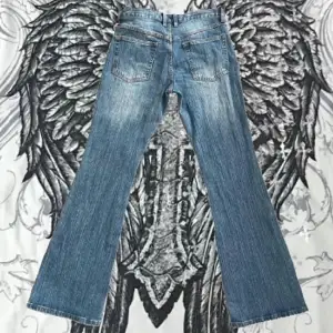 Low waisted flare jeans från Brandy Melville i strl S men passar också M💕köpta här på plick men kommer inte till användning   Lånad bild!